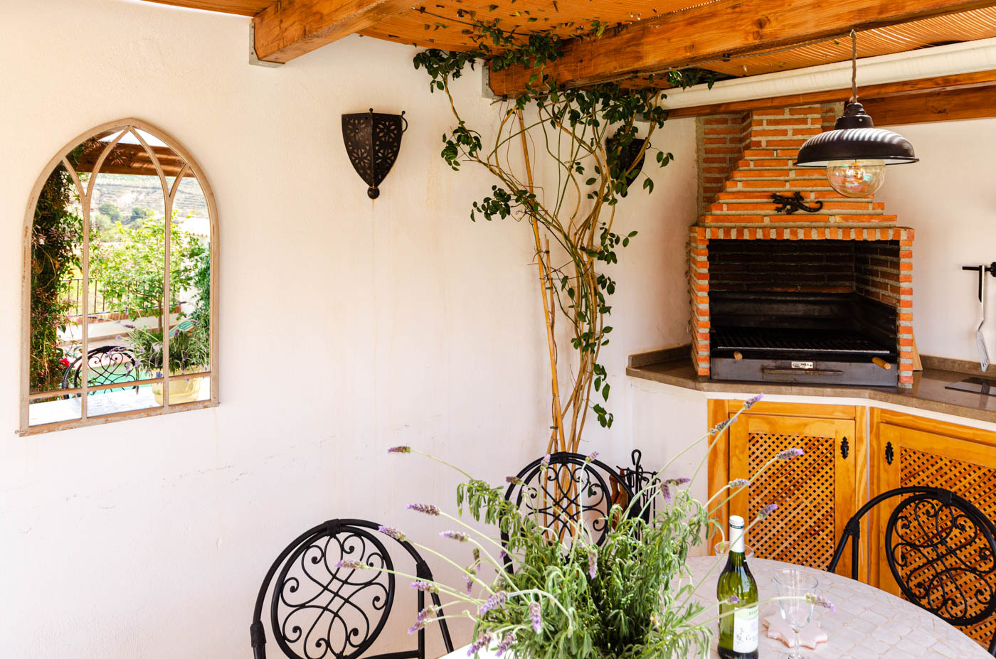 Built-in barbecue with fridge and ceramic hob too